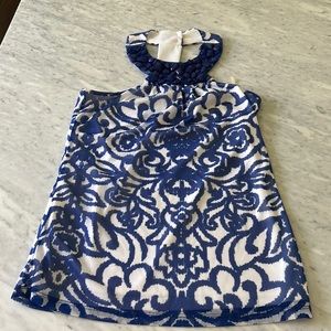 Pretty neckline, fashionable top